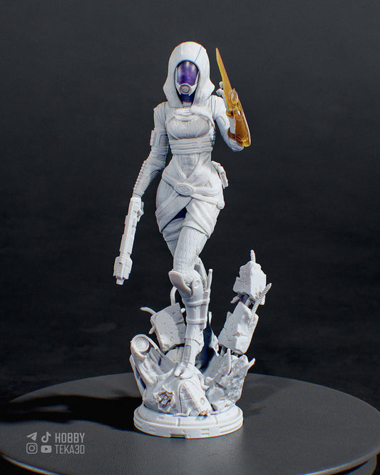 Unpainted Hooded Sci Fi Heroine Resin Model Kit – 1/8 and 1/6 Scale – by Bulkamancers – Clear Energy Blade – photo 1