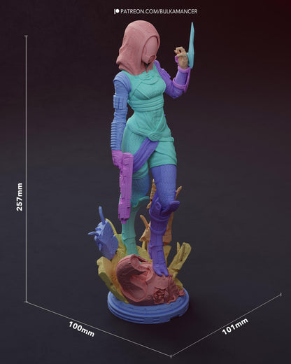 Unpainted Hooded Sci Fi Heroine Resin Model Kit – 1/8 and 1/6 Scale – by Bulkamancers – Clear Energy Blade – photo 4