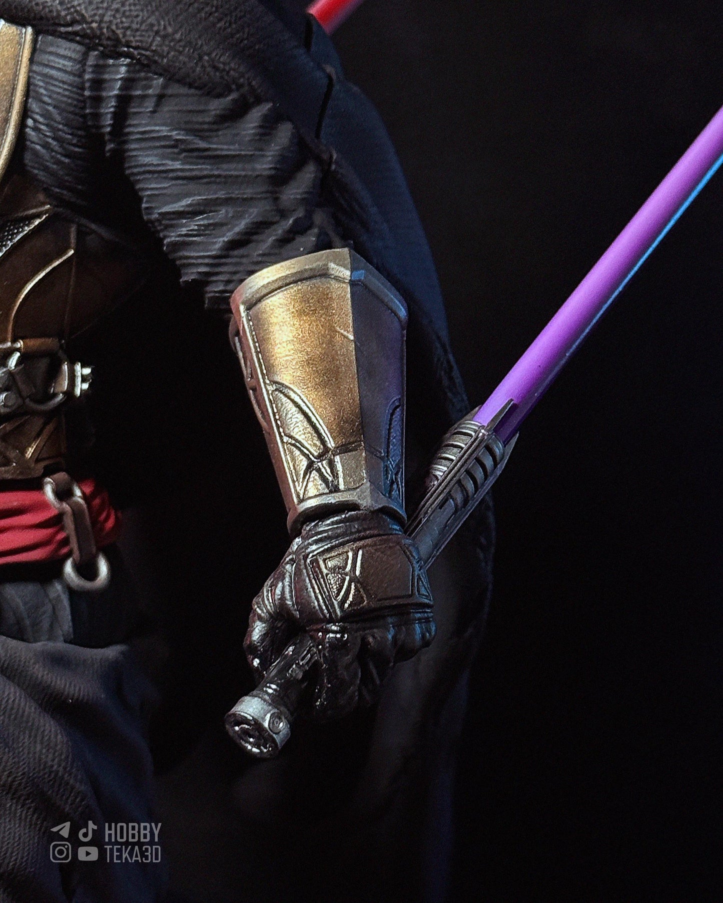 Hand Painted Masked Sci Fi Warrior Resin Statue – 1/8 and 1/6 Scale – Hooded Armor Figure with Red Energy Blade – photo 4