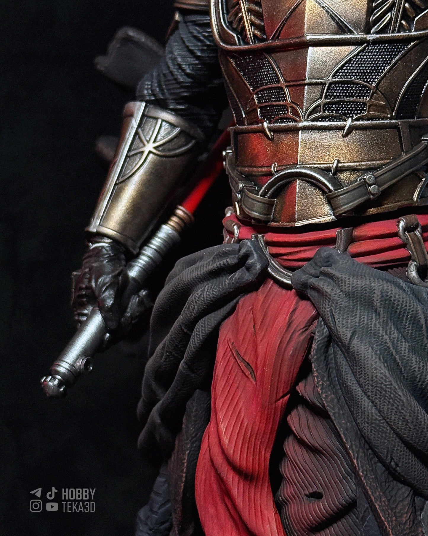 Hand Painted Masked Sci Fi Warrior Resin Statue – 1/8 and 1/6 Scale – Hooded Armor Figure with Red Energy Blade – photo 5
